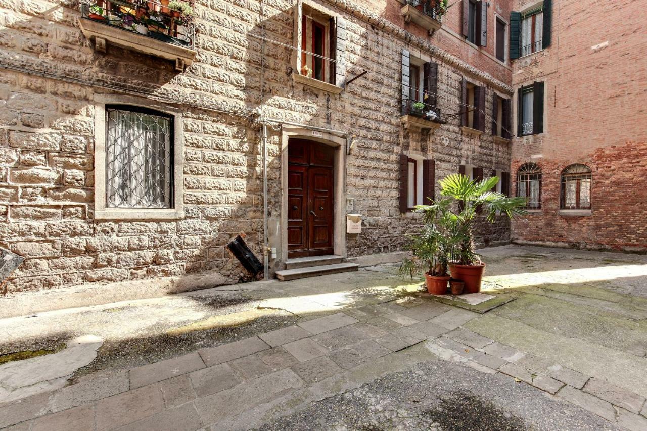 White Flowers With Canal View By Wonderful Italy Venedig Exterior foto
